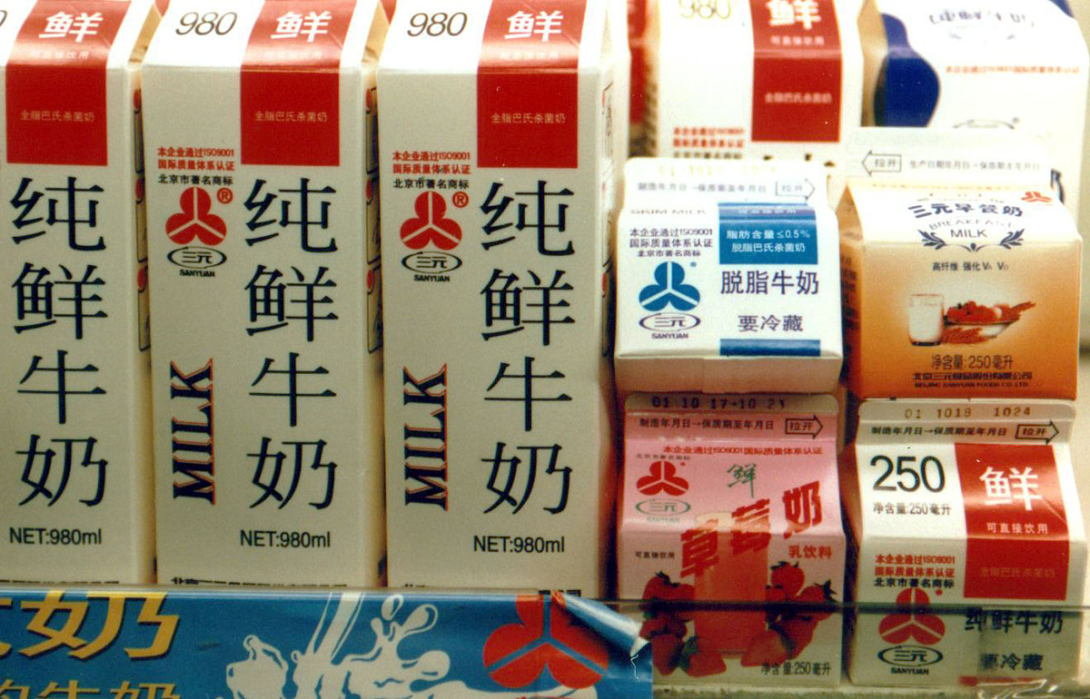 2004年10月7日,北京.饲料价格上涨,酸奶和牛奶等乳品行业咬紧牙关不涨