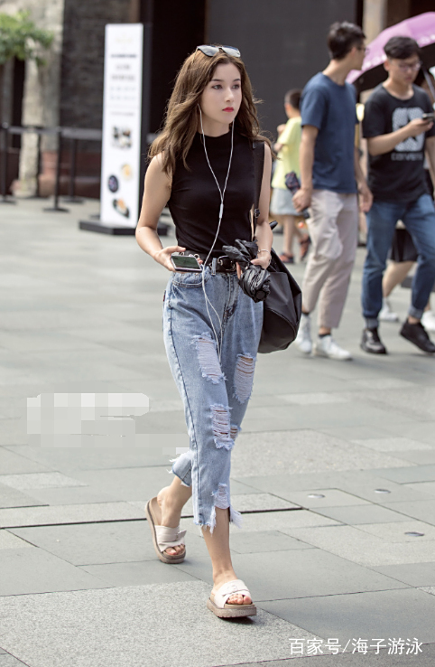 街拍长腿美女,尤其是第三位穿超短裤秀美腿,这