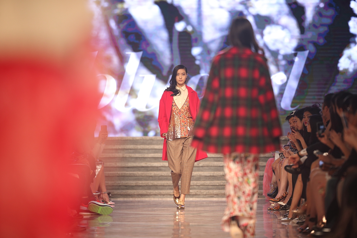 流行音乐与时尚：从MV到时装秀的跨界合作