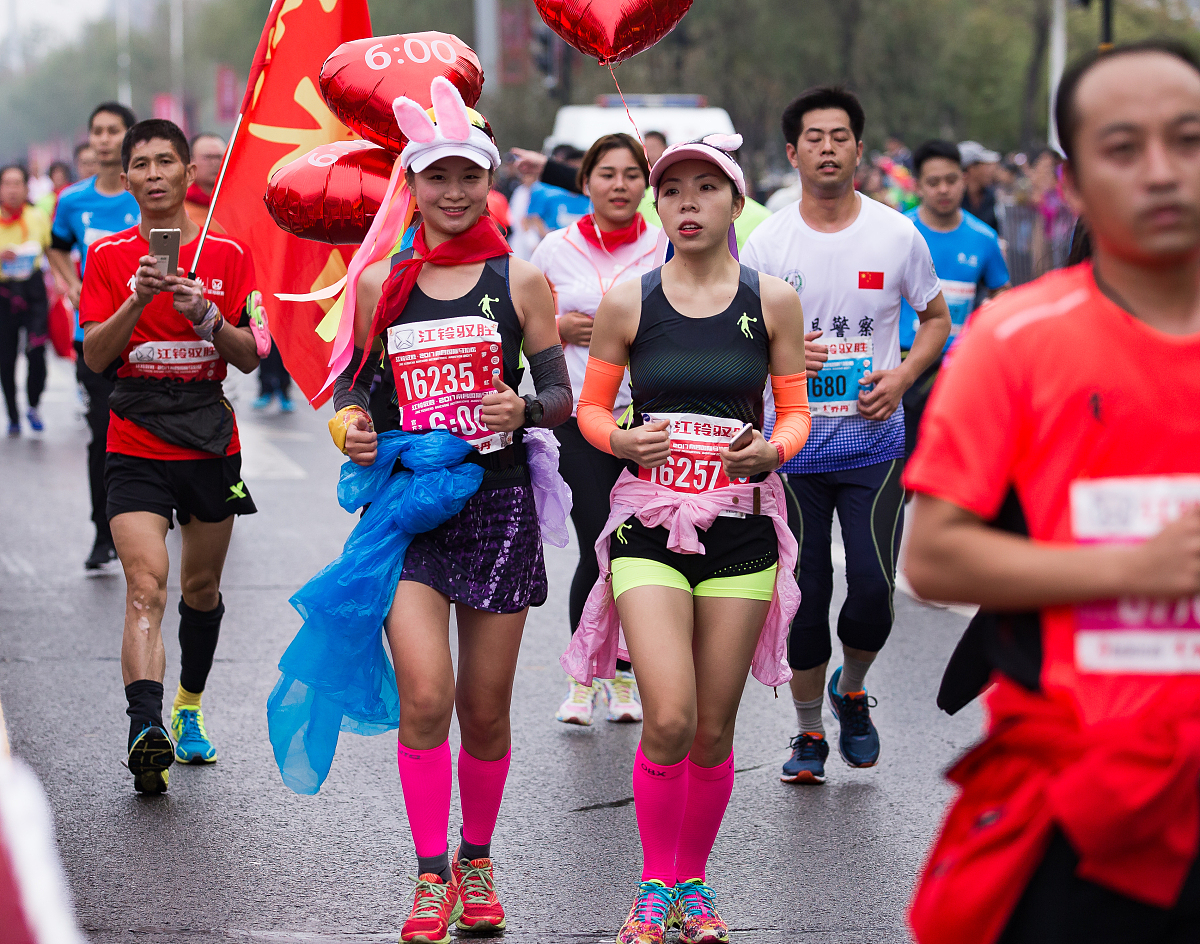 请以我最喜欢的运动为主题写一篇300字的三年级小学作文。