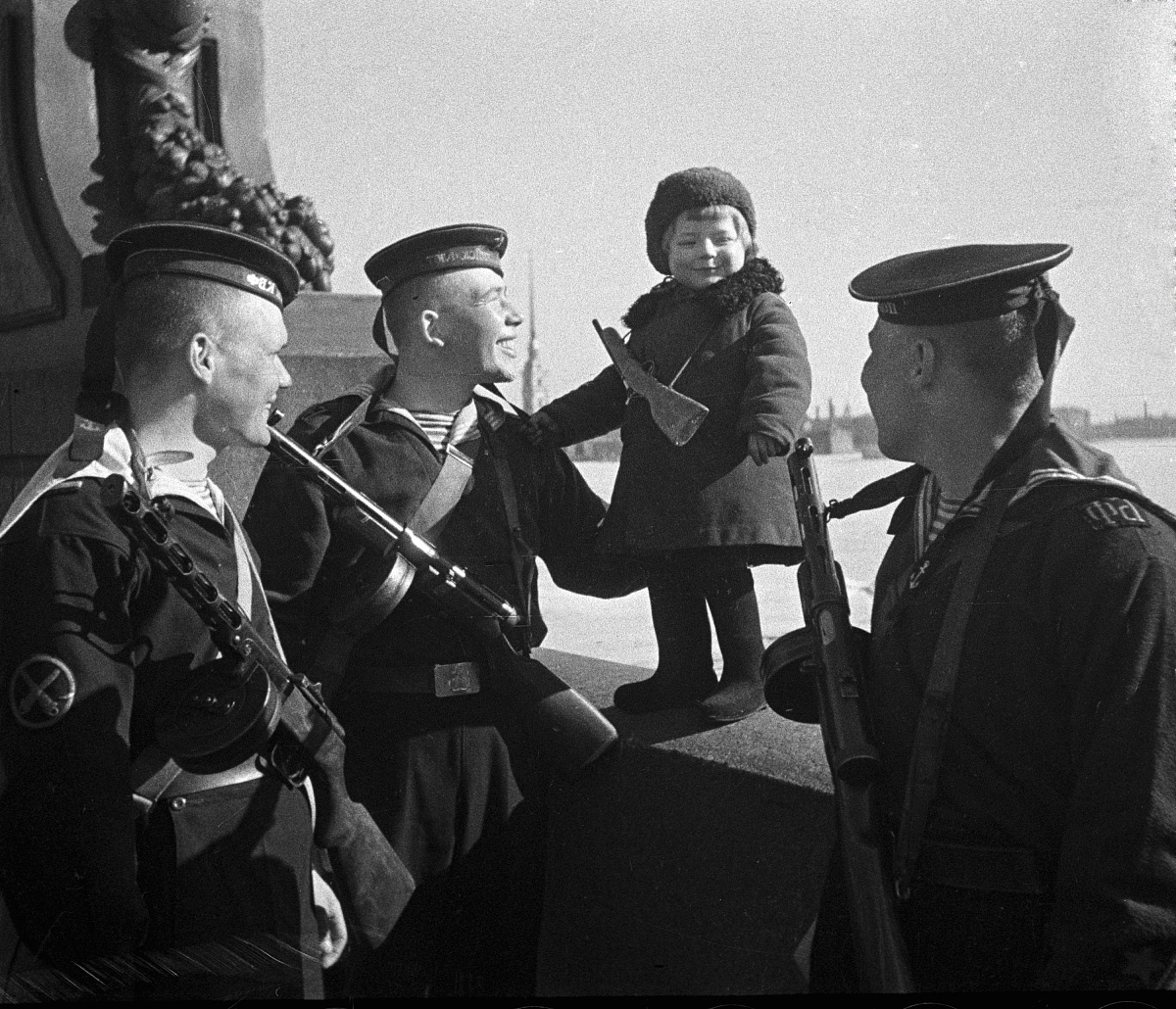 ***_***05/01/1943 sailors of the baltic fleet with little girl l