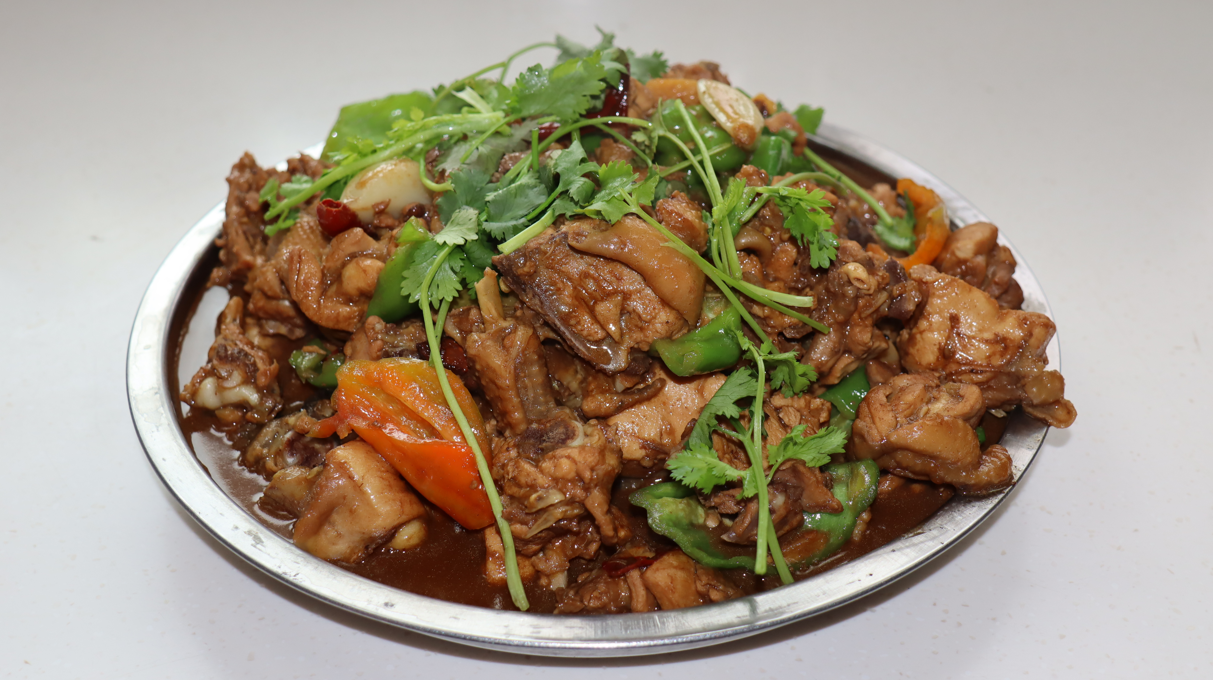 铁锅炒鸡的做法,颜色诱人,看着就有食欲,1只鸡不够吃