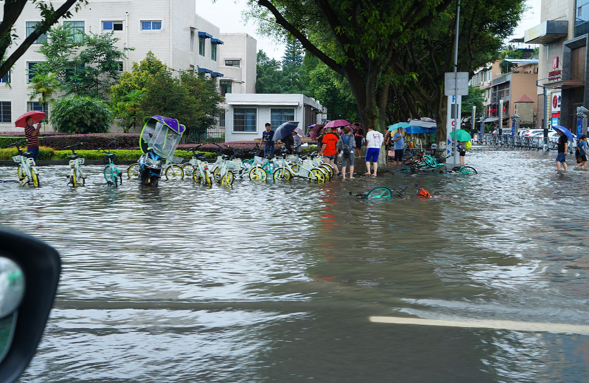 通顺下列句子：通过风险度分析发现路面积水导致房屋受浸是增城区最为严重的问题前者为城市洪涝的具体体现具体分为厂房受浸和民宅受浸无论是厂房受浸的严重经济损失还是民宅受浸的救援困难、人员伤亡都值得相关部门提起足够的重视。