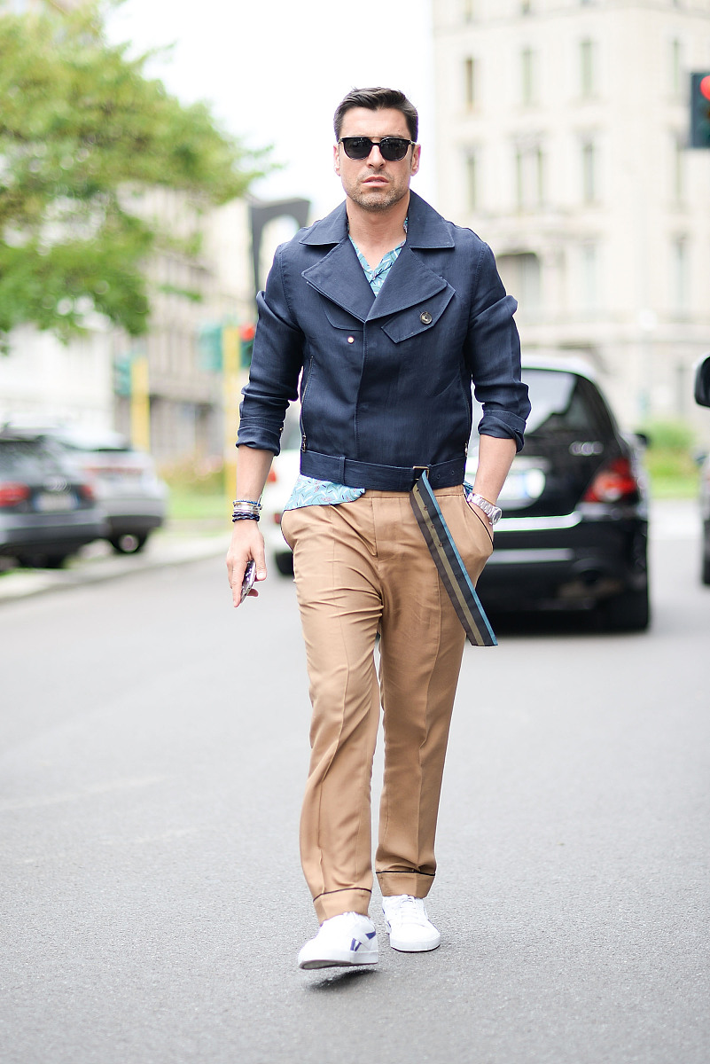 请650字的博客文章主题是：卡其色裤子配什么颜色上衣