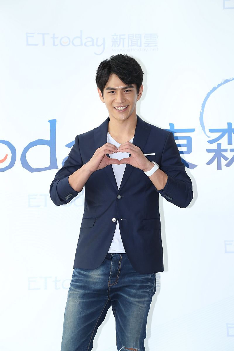 请写一篇喜羊羊爱上灰太狼的小说一万字