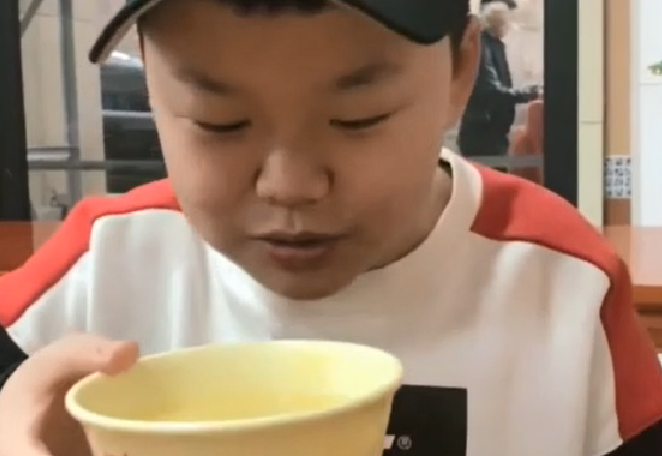 小伙教你们如何正确喝玉米粥,笑死人了