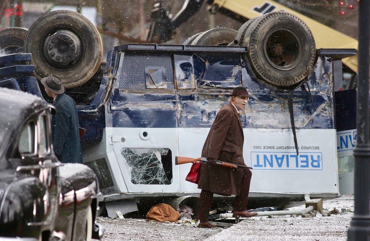 主题。影片的情节和角色都非常精彩能够真实地表现出家族中的不同人物之间的复杂关系和互动。此外《教父》也揭示了黑帮世界的内幕展现了这个暴力世界的黑暗面。在技术方面《教父》是一部非常成功的电影。在1972年该电影在技术上已经具备了相当高的水平。从音乐到特效整个电影都非常令人印象深刻。影片的视觉效果和特效处理也非常突出导演用色彩和场景来表达情感和情绪使影片更具感染力。其细腻的画面和紧张的节奏也使得影片更加
