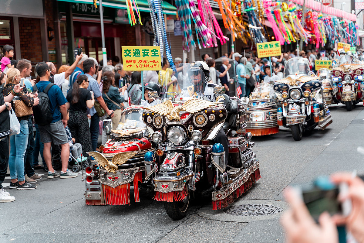 当地时间2019年7月6日,日本东京,民众张灯结彩迎接令和元年首个日本七
