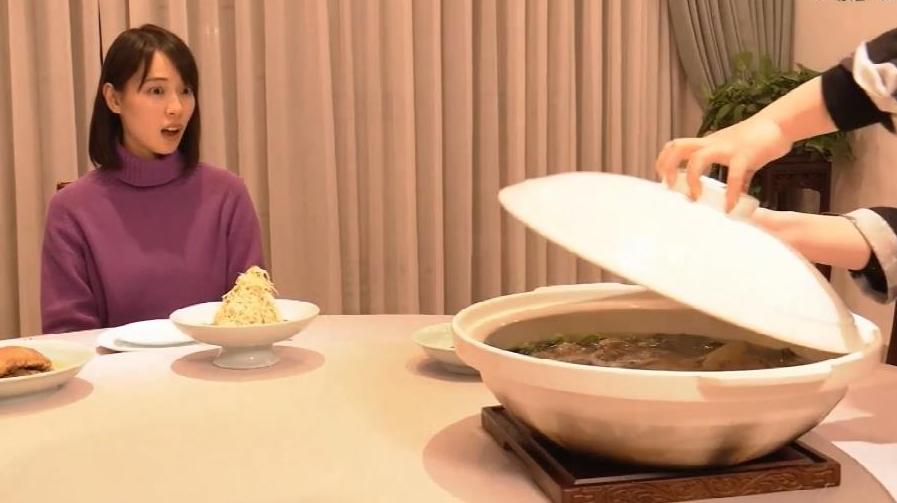 日本明星在中国吃淮扬菜,仅仅一道菜规模也太大了,眼睛都瞪圆了