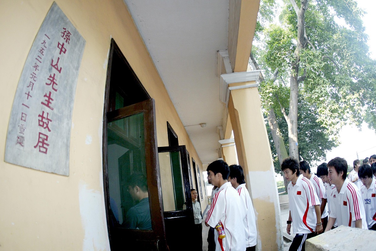 如皋石庄小学办学理念：立德树人，追求卓越