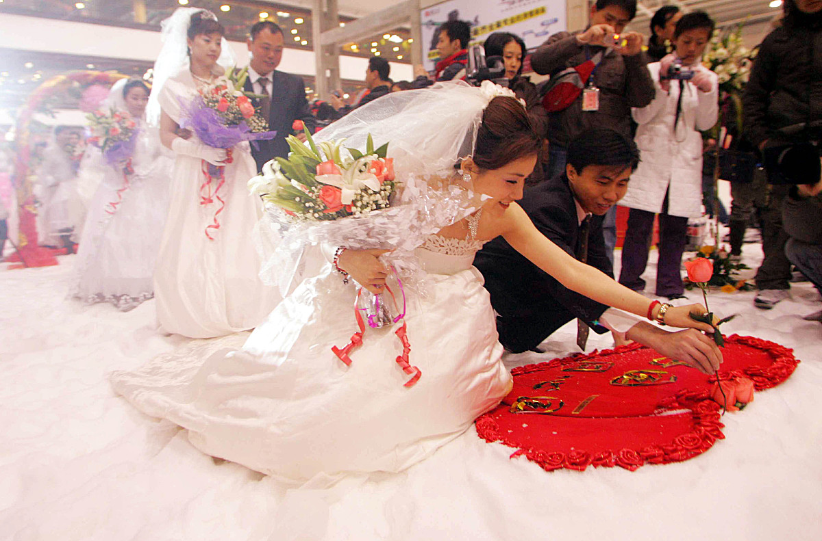 圣洁雪地,漫天礼花.2006年1月1日,50位新娘身着白色婚纱,在婚礼进行曲