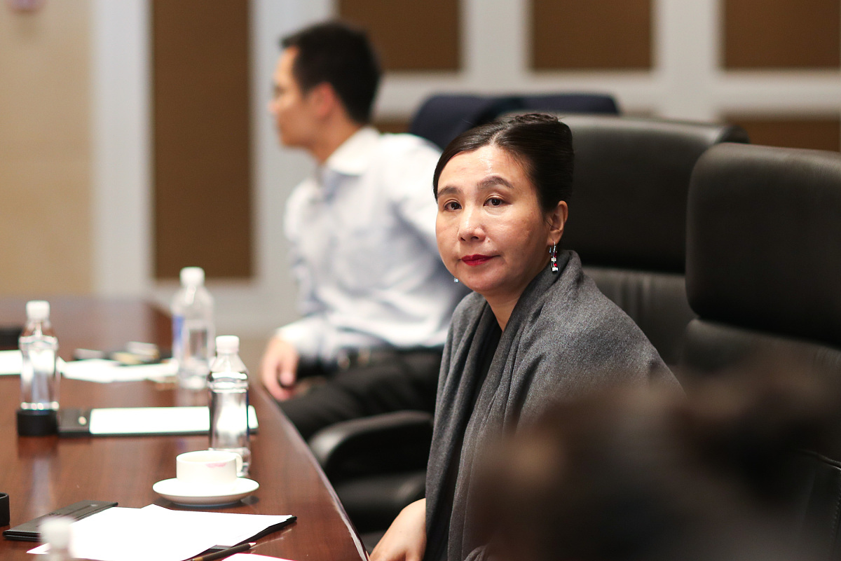 1技术部人员负责记录评审记录：在评审过程中技术部人员应记录评审过程中的讨论、意见和决策结果以确保评审过程的准确性和完整性。需要指定2人防止一个人请假无人记录记录结果需要交给主要负责记录人。优化该内容