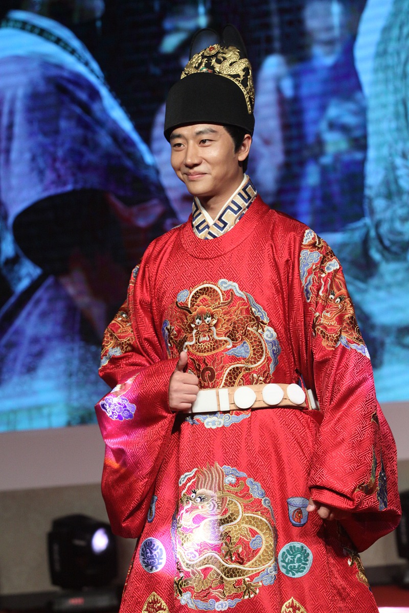 以看山村少年获得神秘光团后如何一步步走上巅峰为主题写一篇长篇小说