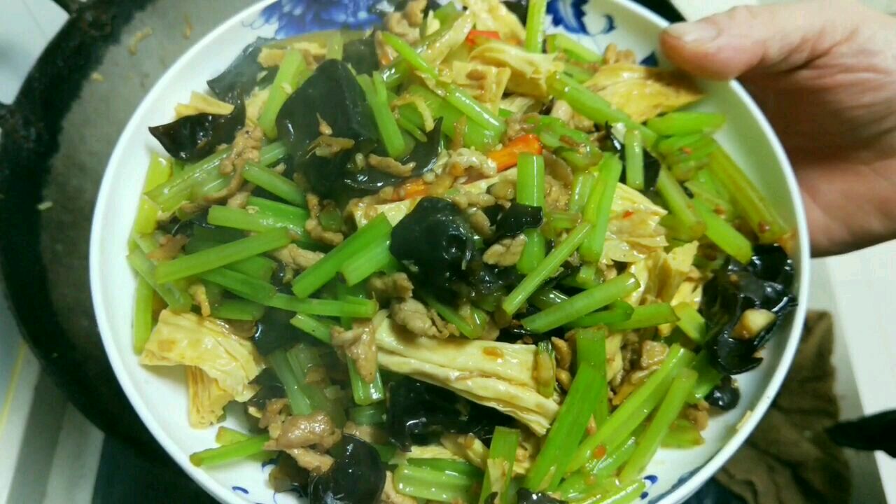 芹菜腐竹炒肉丝!