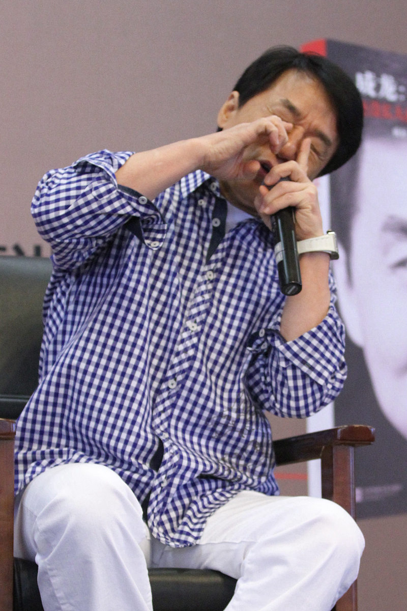 2015年4月7日,北京,国际影星成龙自传新书《成龙:还没长大就老了》在