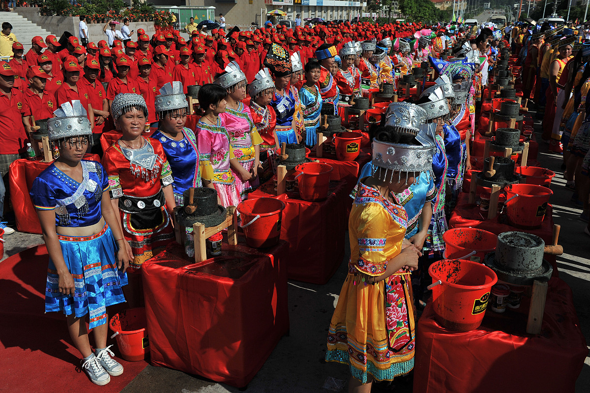2014年8月27日,广西容县街头,898名当地人同磨黑芝麻糊.随后直径3.49