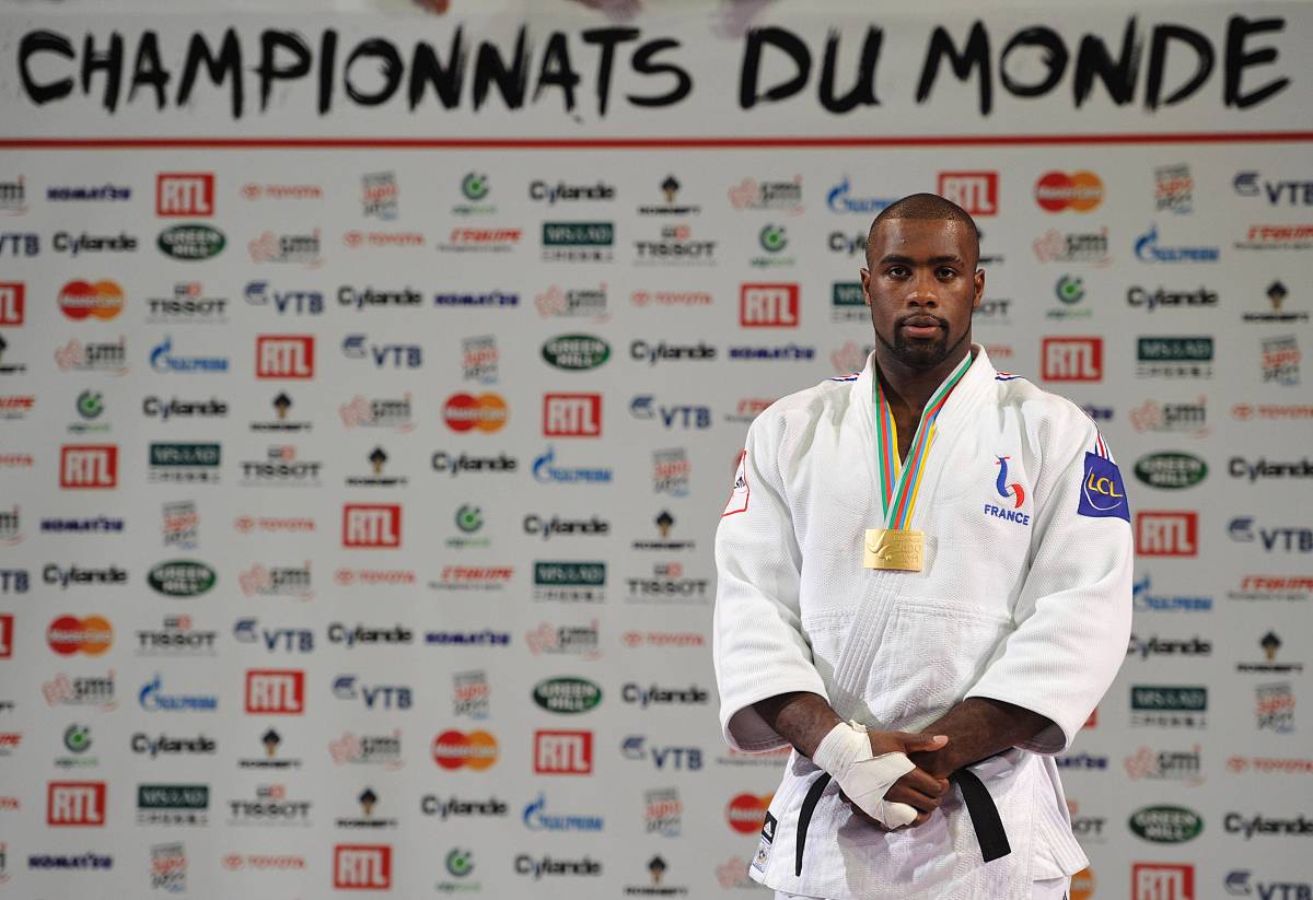 在EXCEL表格中将AB两列作为数据列对比CD列并将返回值填入到D列