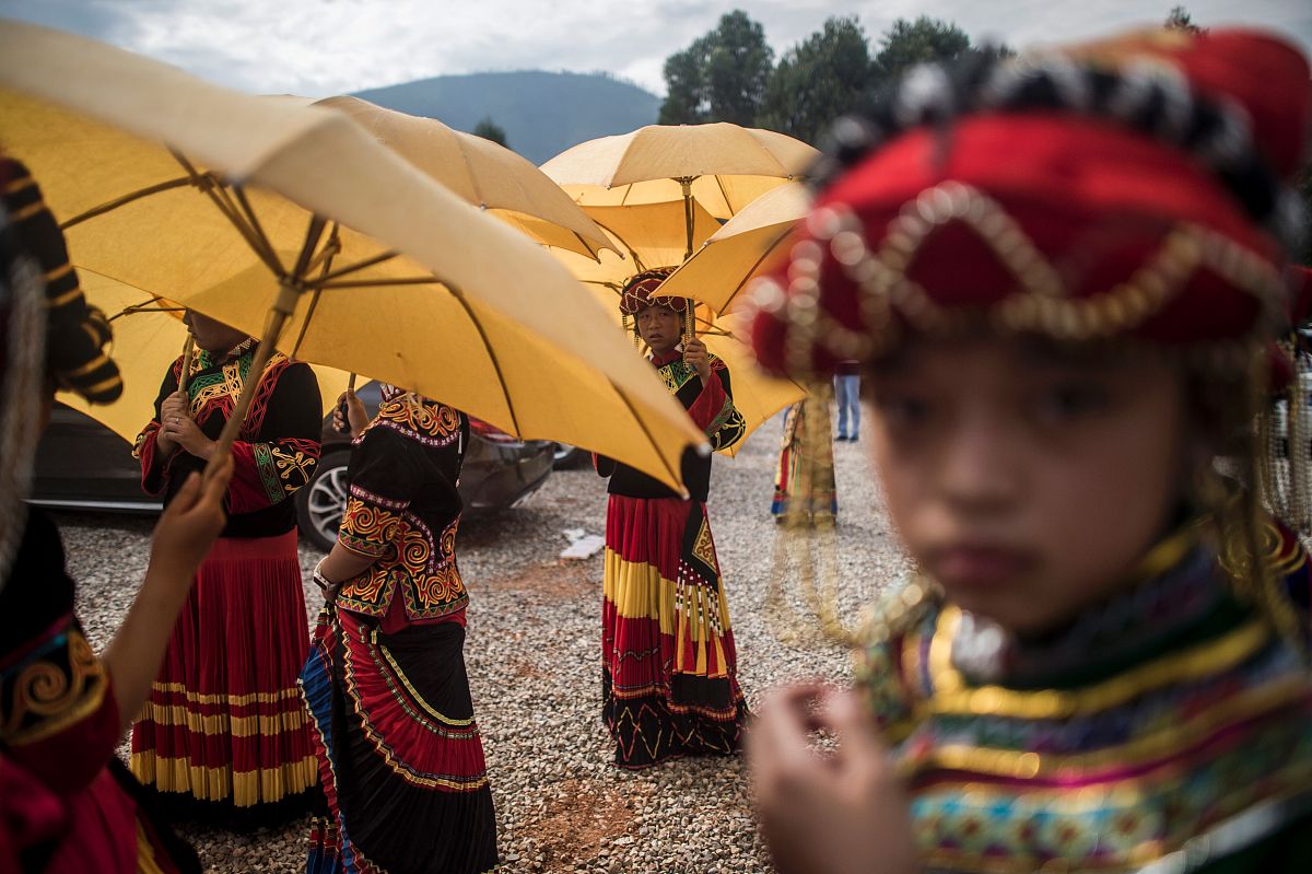 歌曲三个月亮是那个民族歌曲