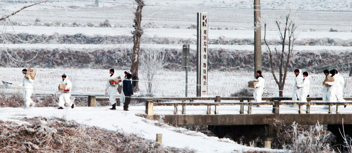 ***_***2011年1月4日,韩国槐山郡公务员上午在管制车辆通行,以防止口