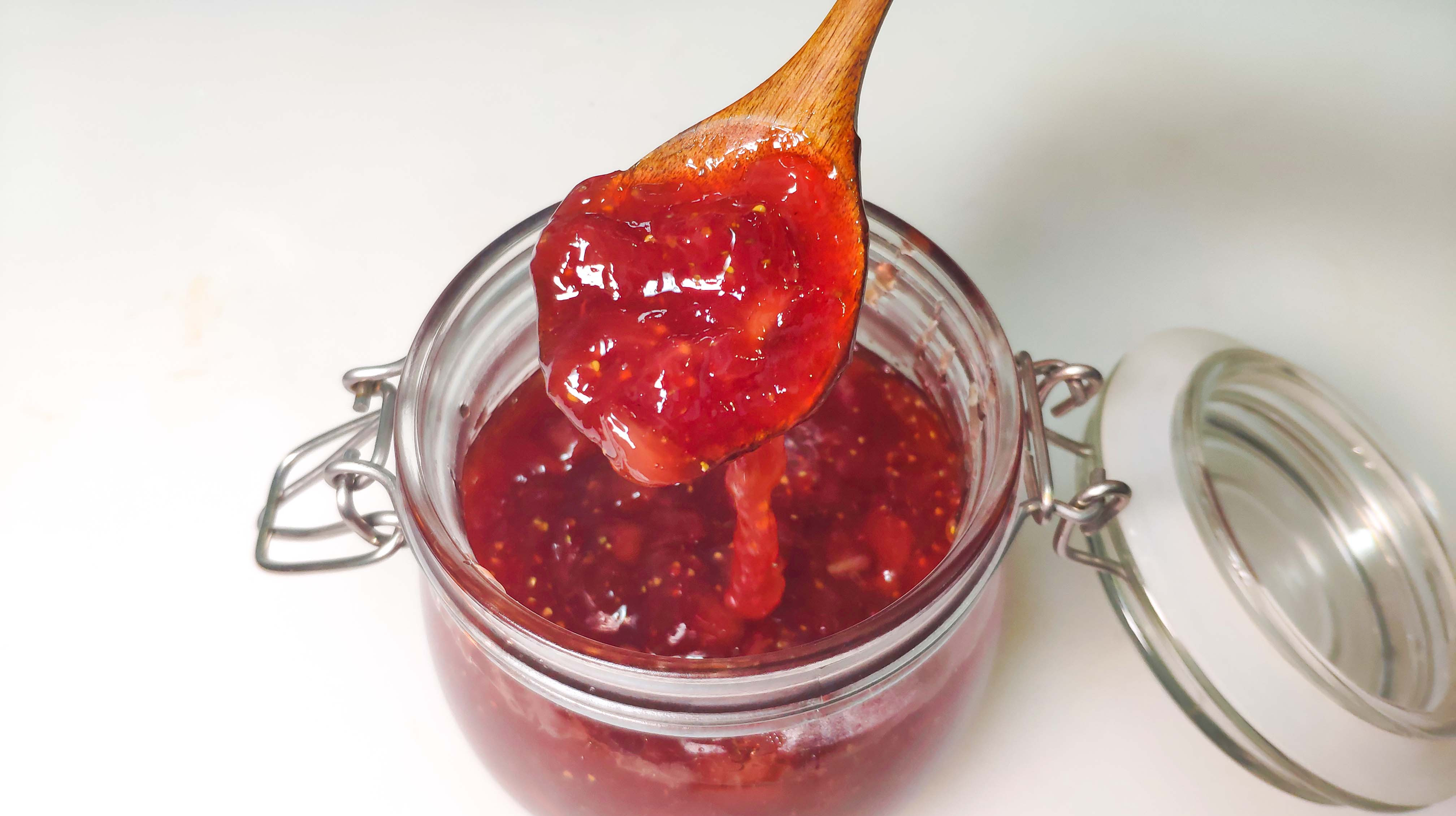 想吃草莓酱不用出去买,配方比例告诉你,干净卫生放半年不会坏!