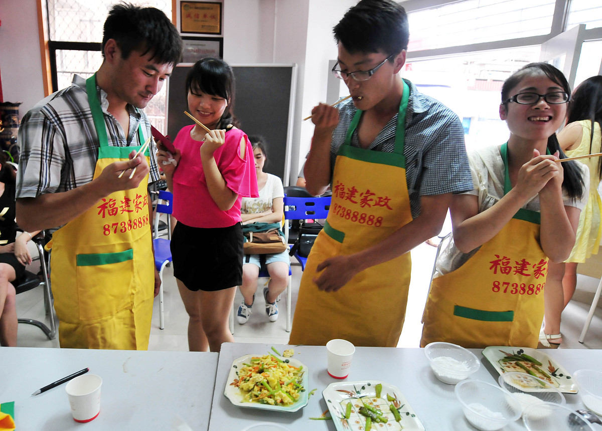 写一个大学生餐饮行业 的社会实践报告包括1写一段大学生社会实践必要性引言1000字