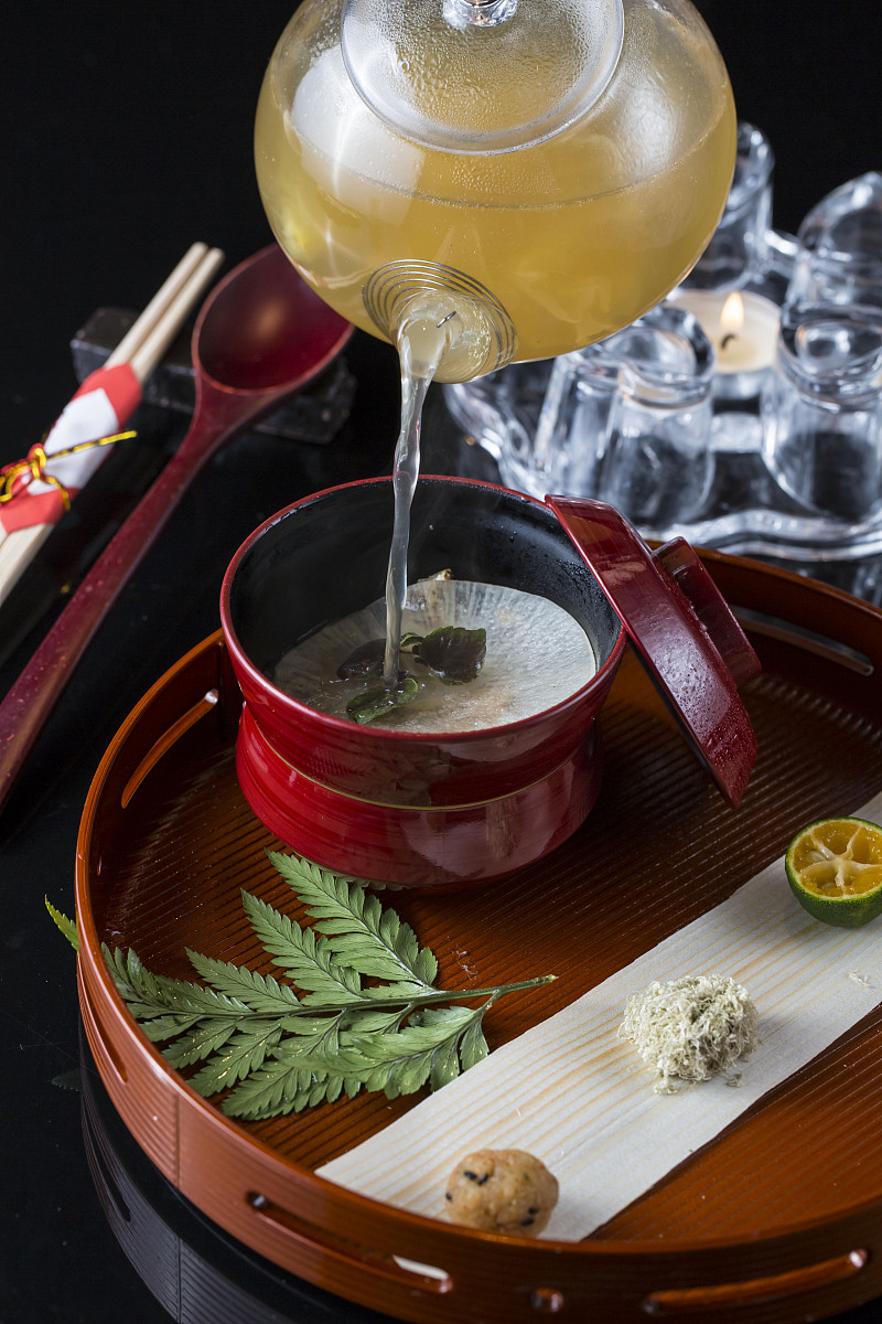 ***_***日本料理要求色自然,味鲜美,形多样,器精良,食材呼应季节,是用