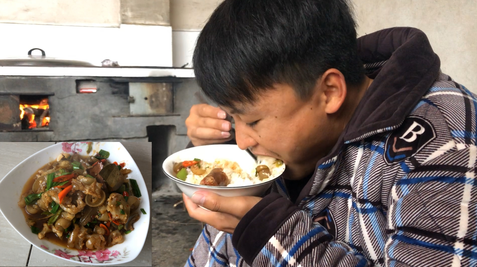 爆炒牛蹄筋太美味了,下饭下酒好安逸,小伙连吃三大碗