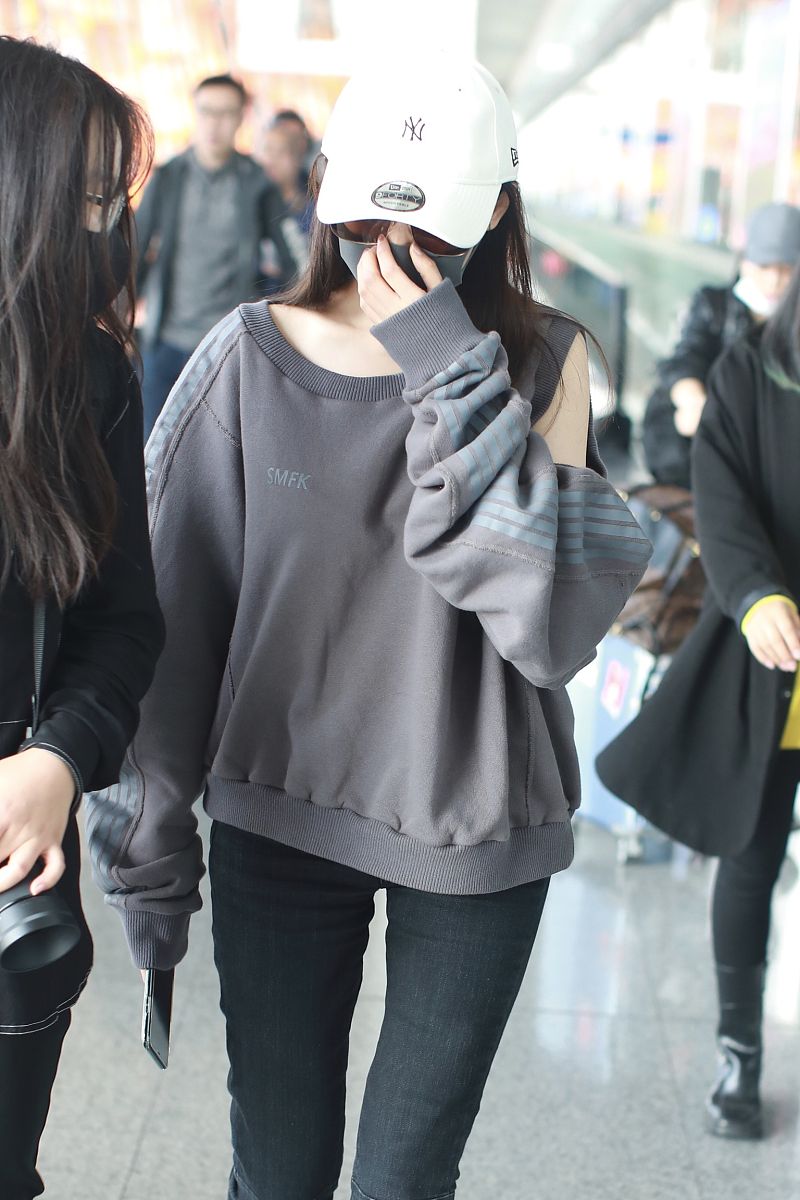 以买家身份写10句话赞美这件女士无帽圆领卫衣