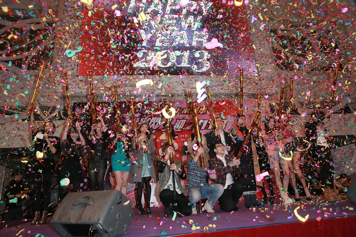 2012年12月31日,香港,明星现身香港上水广场出席跨年倒数活动《星光闪