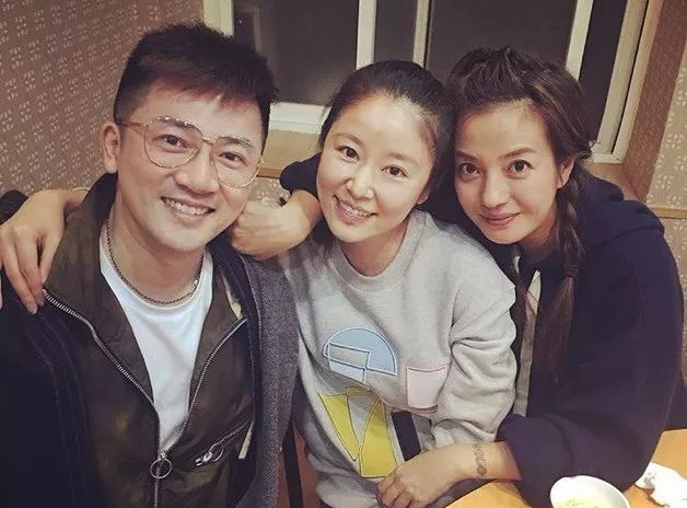 赵薇深夜买醉,不顾女儿老公,自己回北京