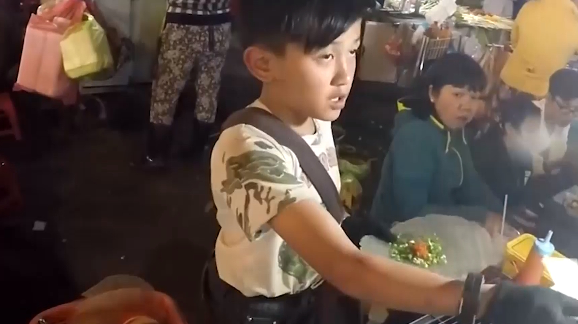 越南10岁小孩街头卖手抓饼,5元1份,我尝了一口,真香!