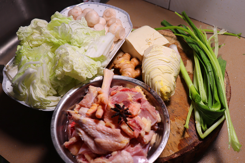 农村山野美味:农村小伙用冬笋炖土鸡,一大锅,天冷吃最合适了