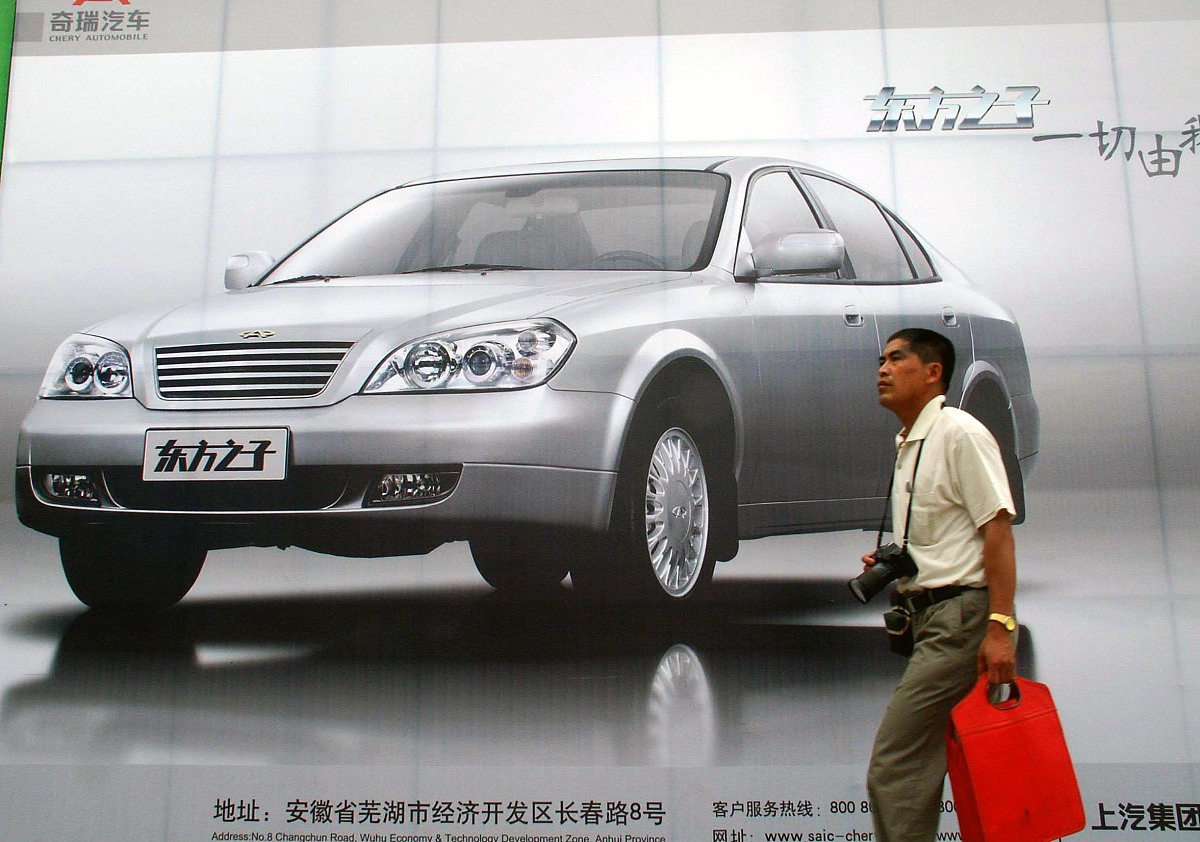 2004年9月14日,行人走过长春市红旗街一巨幅广告牌.+++_+++汽车广告,