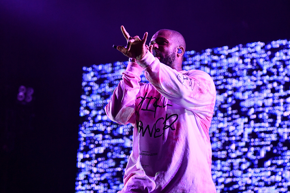 撰写一篇暑假女孩穿甜美烂漫裙装的文案服装类型：清新感条纹翻领Polo连衣裙、素净底色紫色爱心印花蔓延长裙、温柔浅黄吊带连衣裙蝴蝶结点缀其中