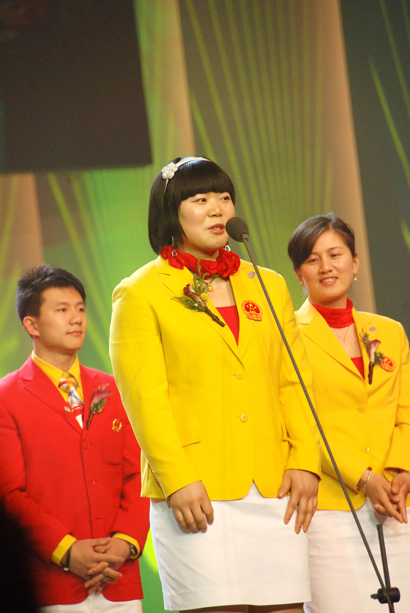 改写这句话 最后我要感谢所有支持和帮助我的人。在这个过程中我受到了太多的帮助和鼓励。他们中的每一个人都在我学习和生活的每一个方面提供了不可估量的价值和帮助。他们是我的导师、同学和朋友他们的支持和鼓励让我在完成这篇论文时更加自信更加充满热情和动力。再次感谢所有支持和帮助我的人。没有你们我无法完成这项研究。