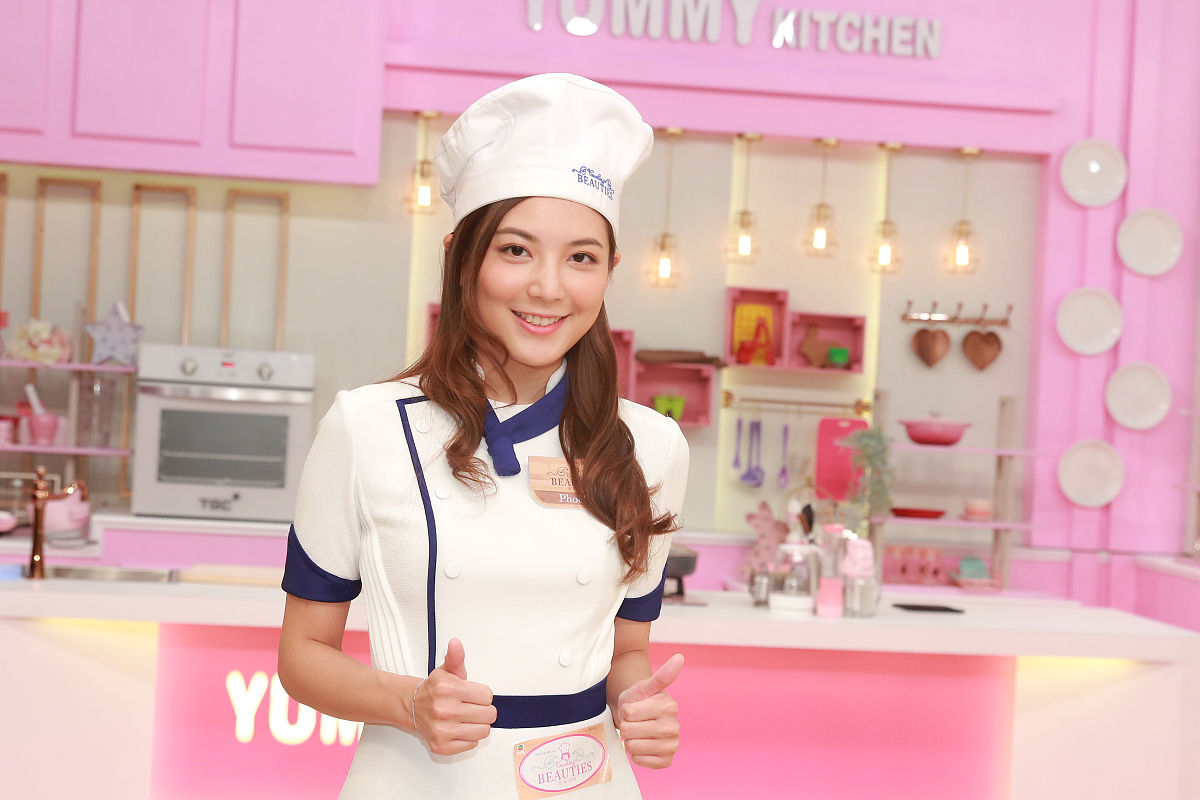 2018年6月10日,香港,明星参加tvb《美女厨房》录影探班.单文柔