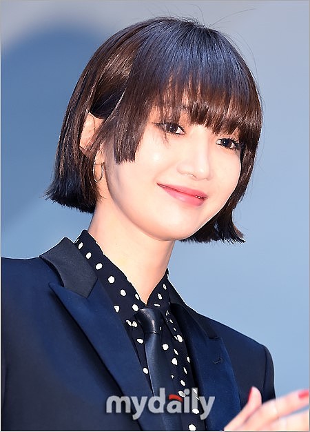 短发漂亮女高中生的形象描述