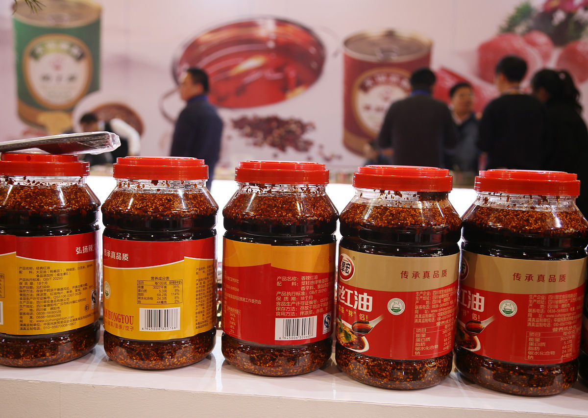 元红豆瓣酱和郫县豆瓣酱的区别帮我用210字详细描述