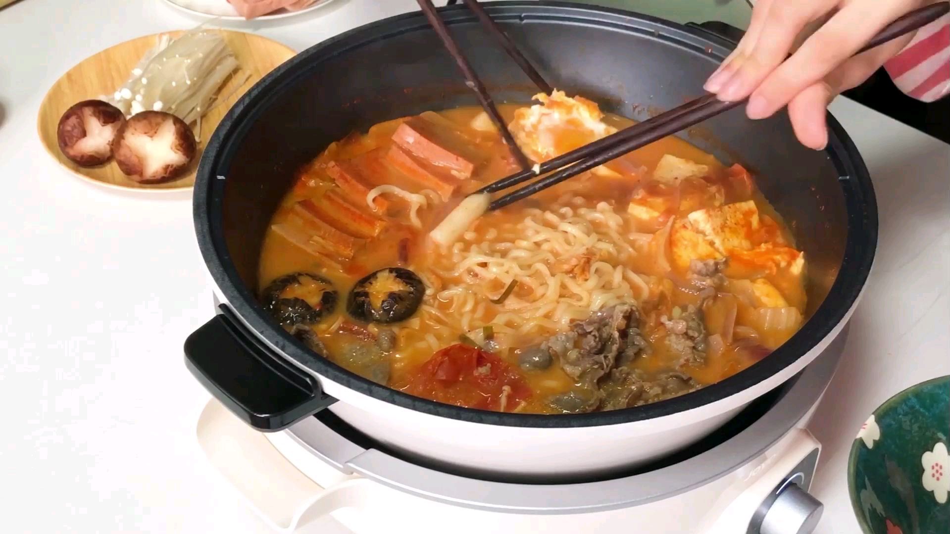 懒人聚会的最佳选择!零失败韩式部队锅,简单又丰盛～