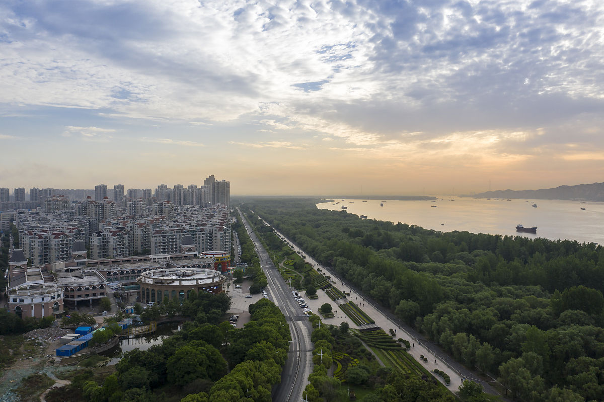 2019年5月21日,航拍晨曦中的南京长江大桥及周边城市风光.