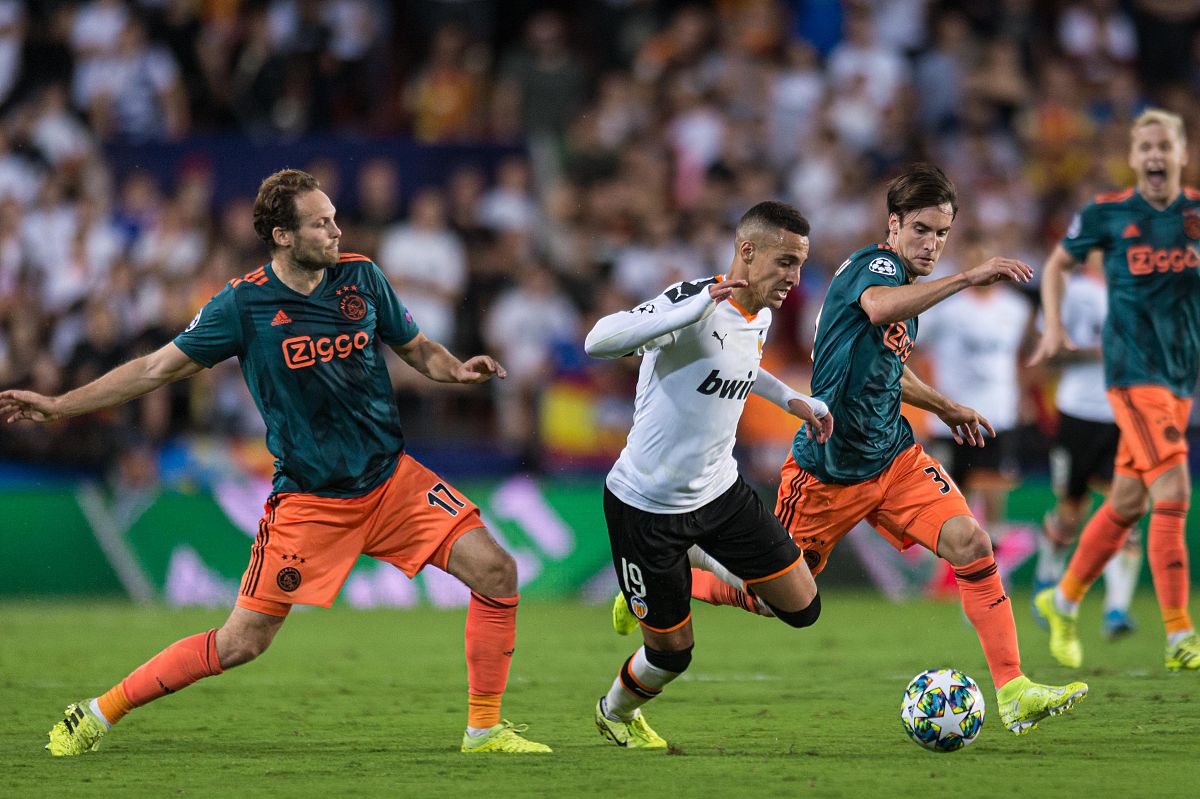 valencia and nicolas tagliafico of ajax amsterdam battle for t<strong>h</strong>e