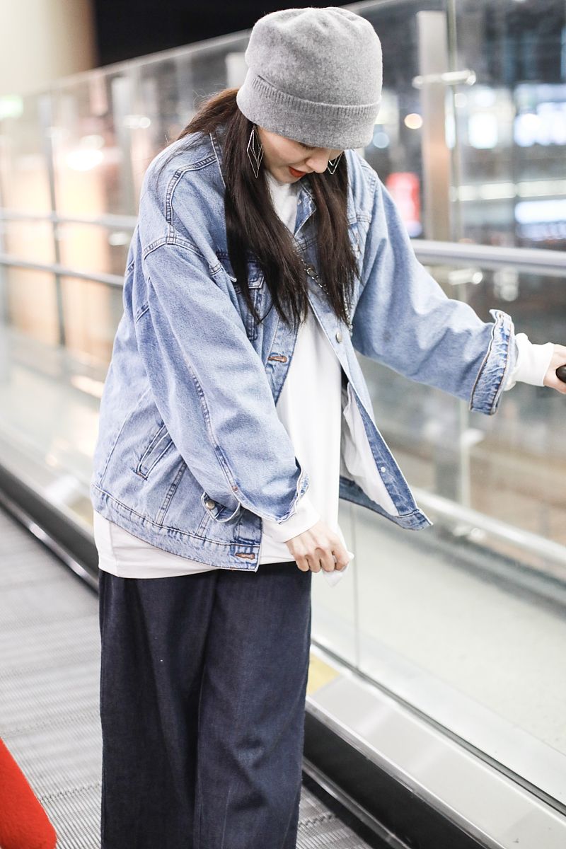 撰写一篇秋季卫衣穿搭文案以描述服饰时尚细节为主题服装类型：白色时尚感卫衣宽松保暖、休闲艺术感卫衣白色为主、暖色系简约宽松款卫衣