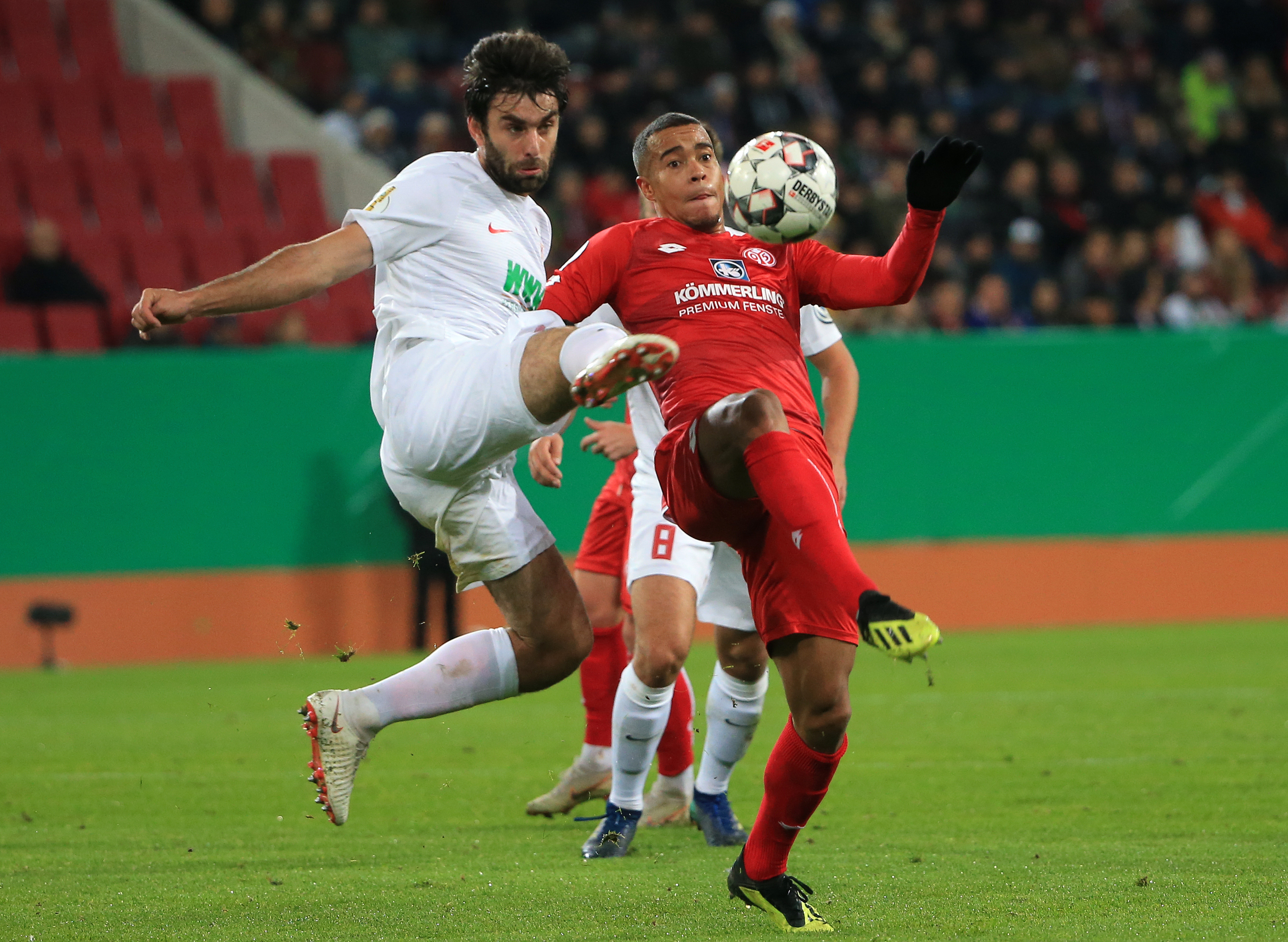 足球--德国杯:奥格斯堡胜美因茨