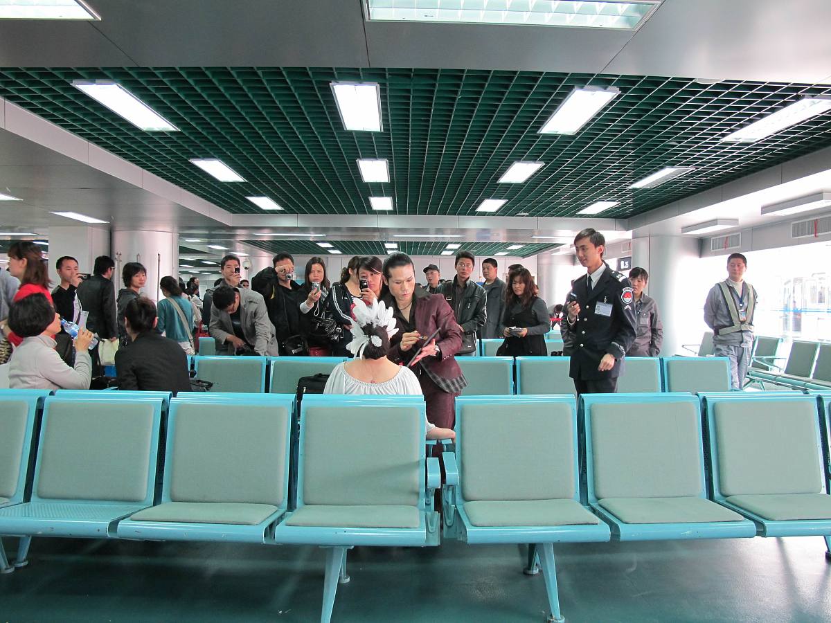 2010年4月25日,武汉,喜剧电影《a面b面》剧组见面会.芙蓉姐姐在机场当