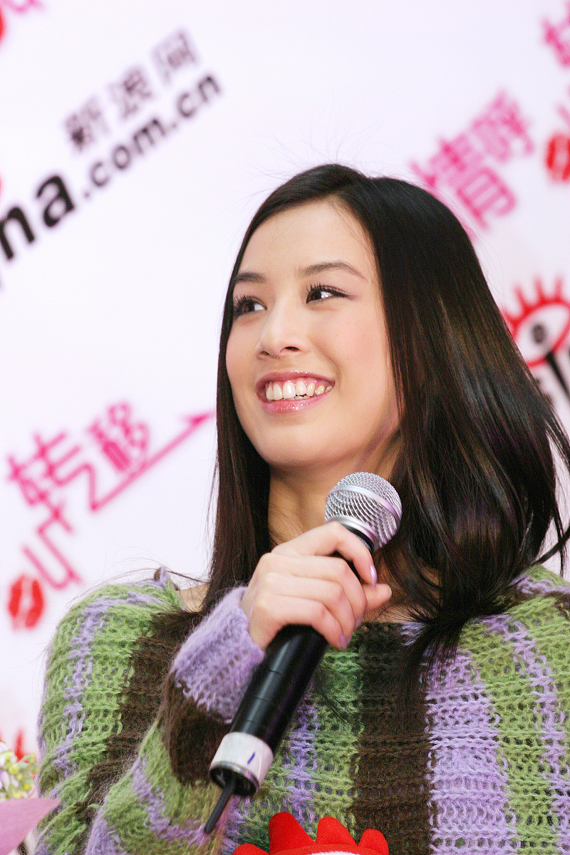 2007年1月18日,电影《爱情呼叫转移》官网在北京正式开通,黄圣依出席