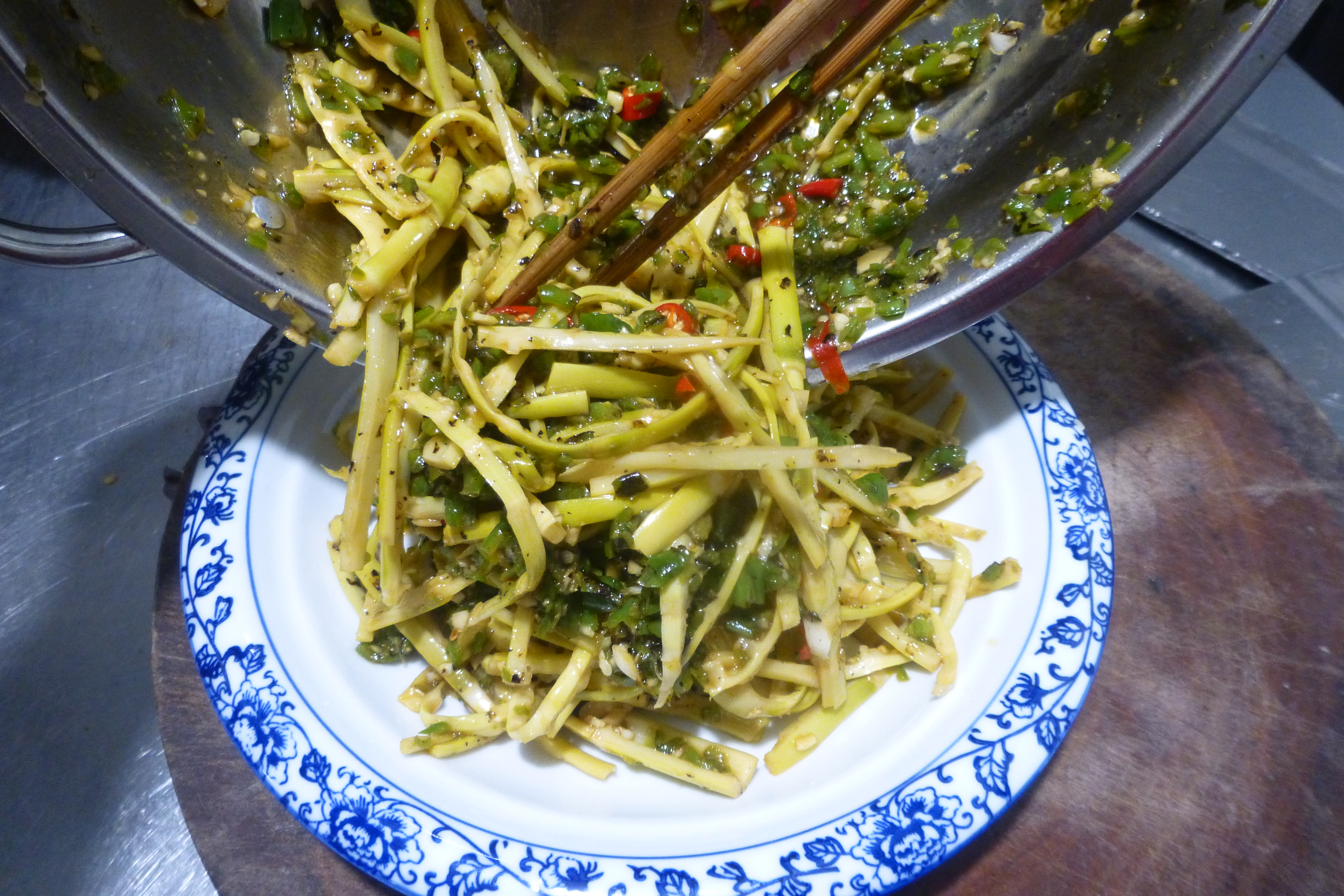 凉菜“手撕鲜笋”这个季节不可缺少的菜,这种拌法很少见