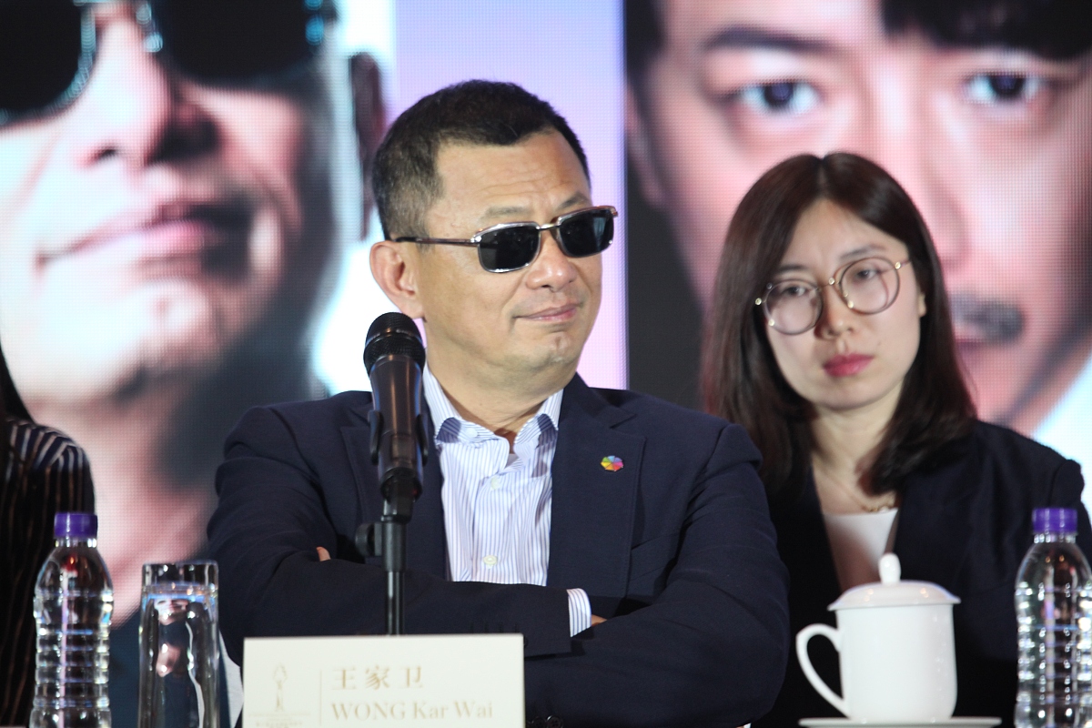 第8届北京电影节:王家卫领衔天坛奖评委亮相 舒淇戴民族风耳环一笑倾