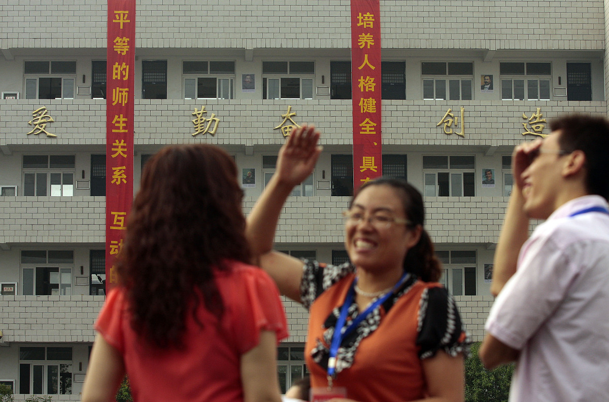 感恩学校教育理念：教育为人、德育为先，引领学生成长