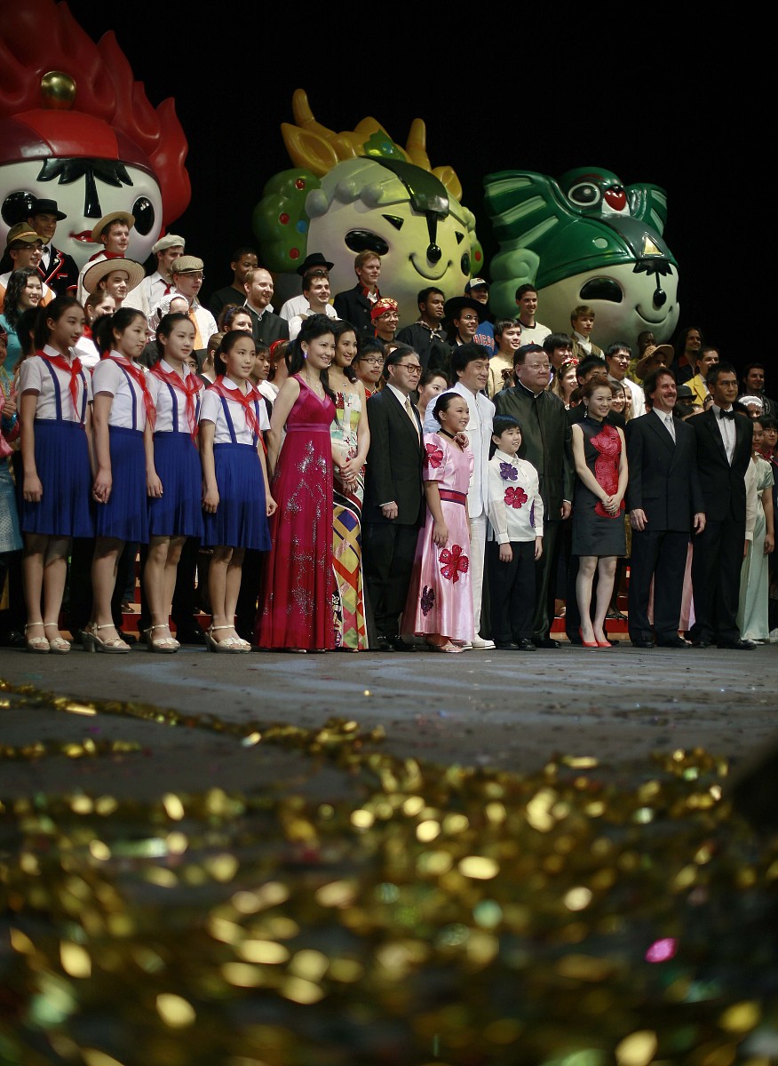 2008年7月18日晚,"世界同声颂奥运"音乐晚会在香港举行,成龙领唱结束