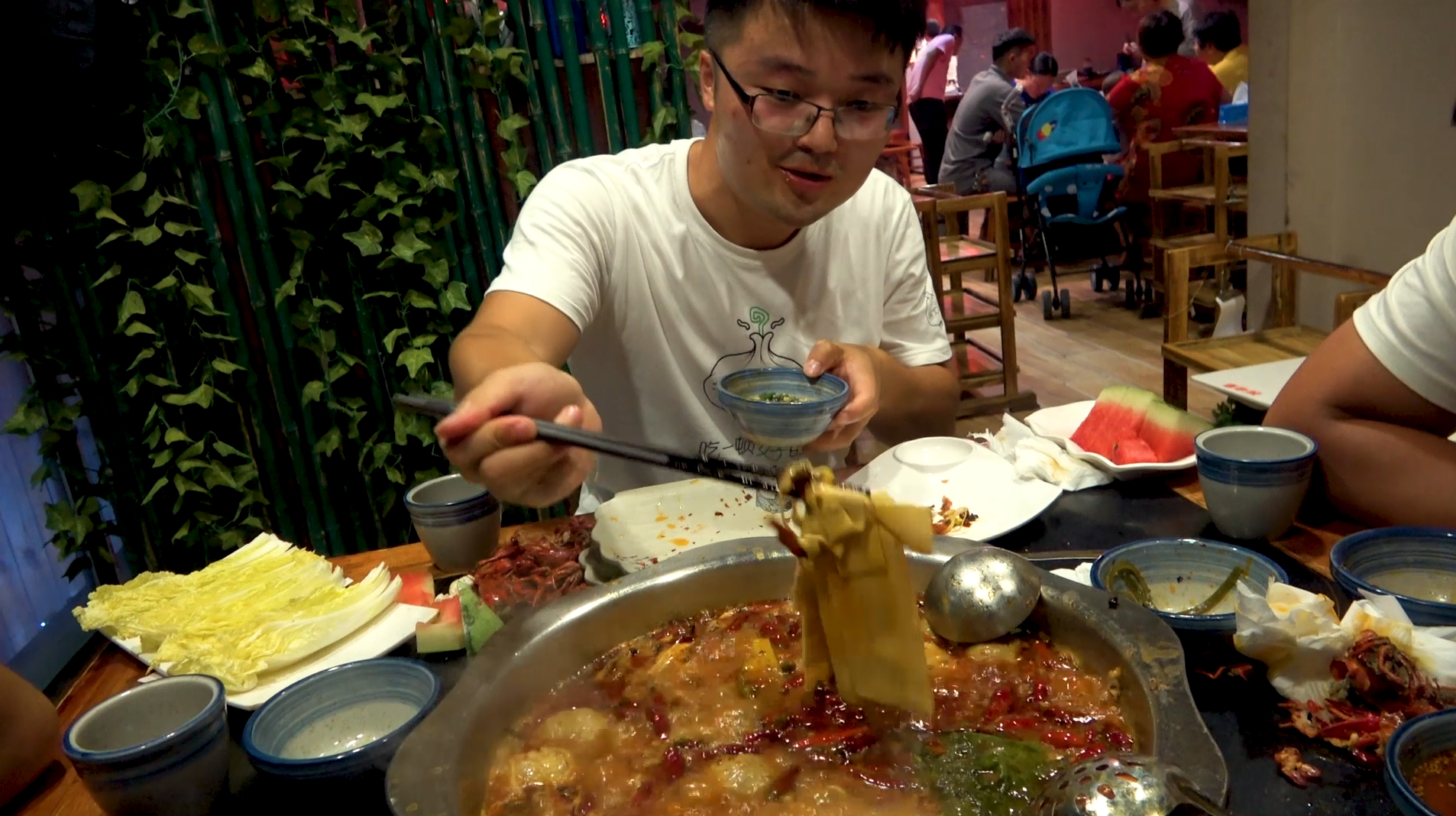 大sao和朋友聚餐,超辣红汤锅涮毛肚辣牛肉,各个满头大汗,过瘾
